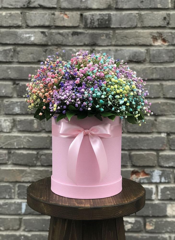 Цветочная композиция из Гипсофила и Розы в шляпной коробке в Зарубино Новгородская область