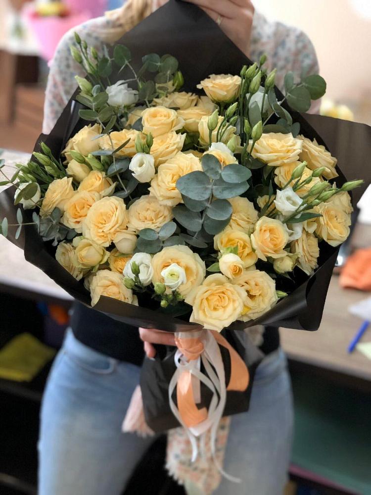 Букет цветов из: Розы и Лизиантусы в Зарубино Новгородская область