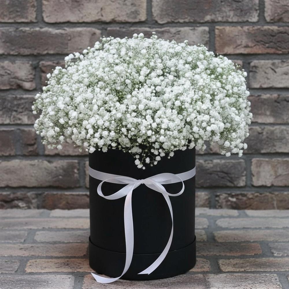 Цветочная композиция из Гипсофила в шляпной коробке в Зарубино Новгородская область