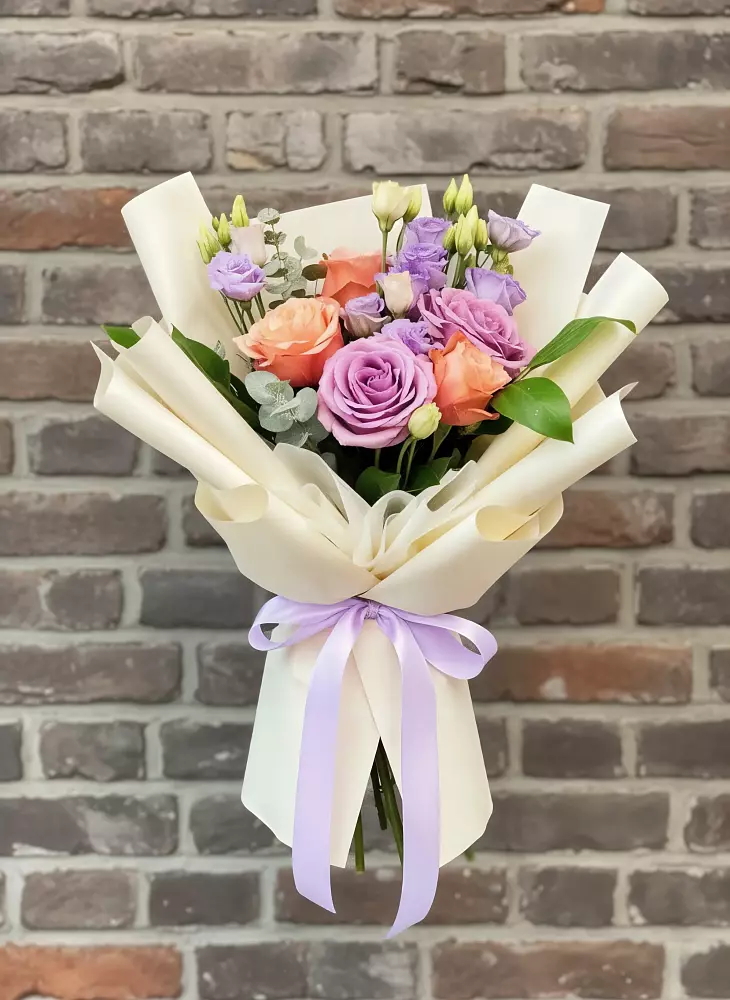 Букет цветов из: Лизиантусы и Розы в Зарубино Новгородская область