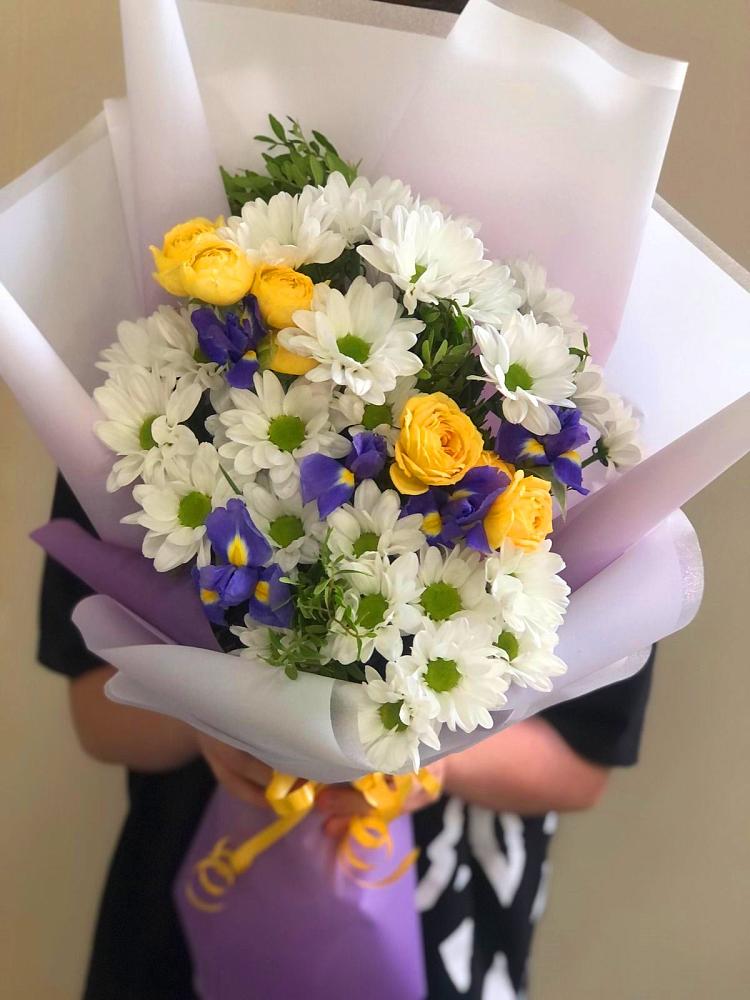 Букет цветов из: Ирисы, Хризантемы и Розы в Зарубино Новгородская область