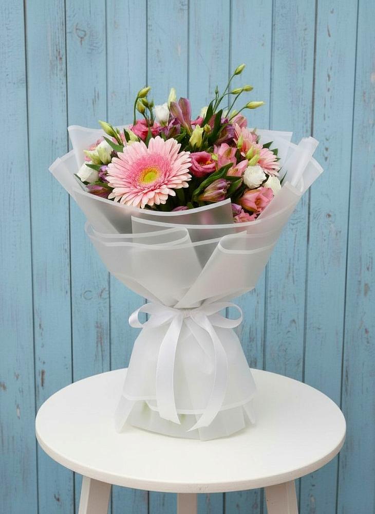 Букет цветов из: Герберы, Альстромерии и Лизиантусы в Зарубино Новгородская область