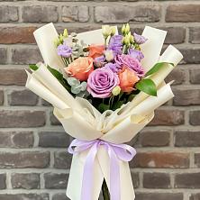 Букет цветов из:  Лизиантусы и Розы в Зарубино Новгородская область