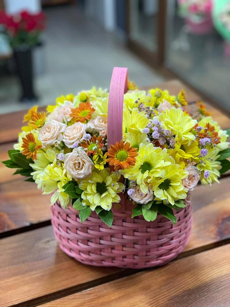 Цветочная композиция из Хризантемы и Розы в корзине в Зарубино Новгородская область