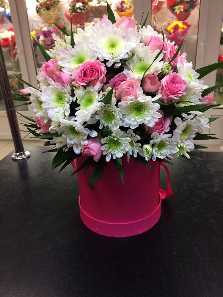 Цветочная композиция из Розы и Хризантемы в шляпной коробке в Зарубино Новгородская область