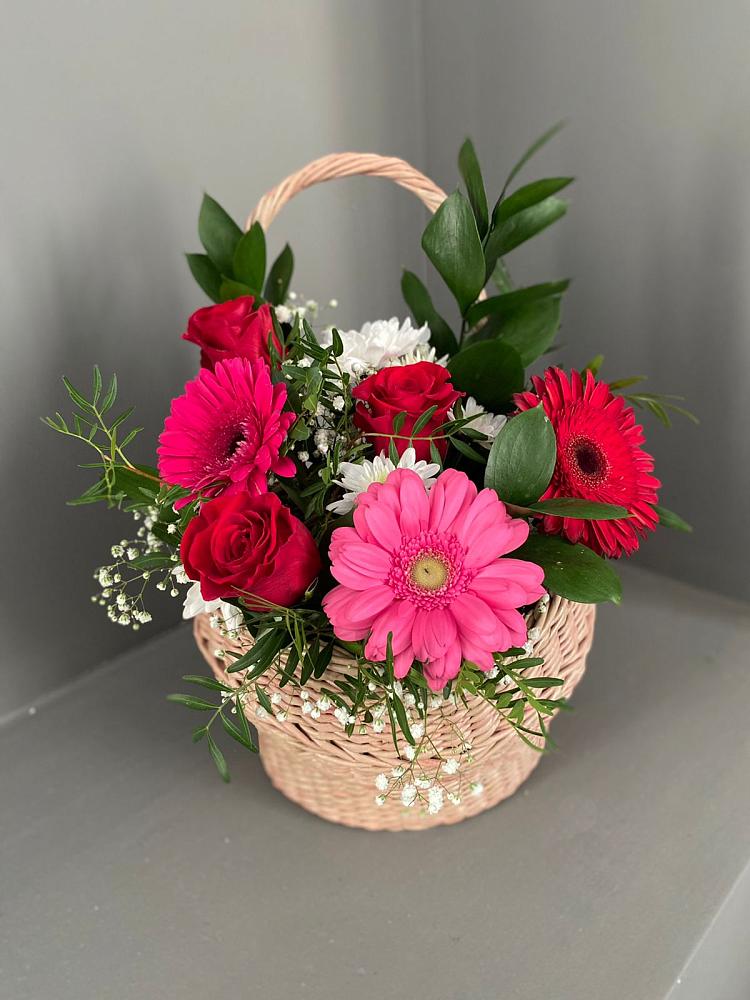 Цветочная композиция из Розы, Хризантемы и Герберы в корзине в Зарубино Новгородская область