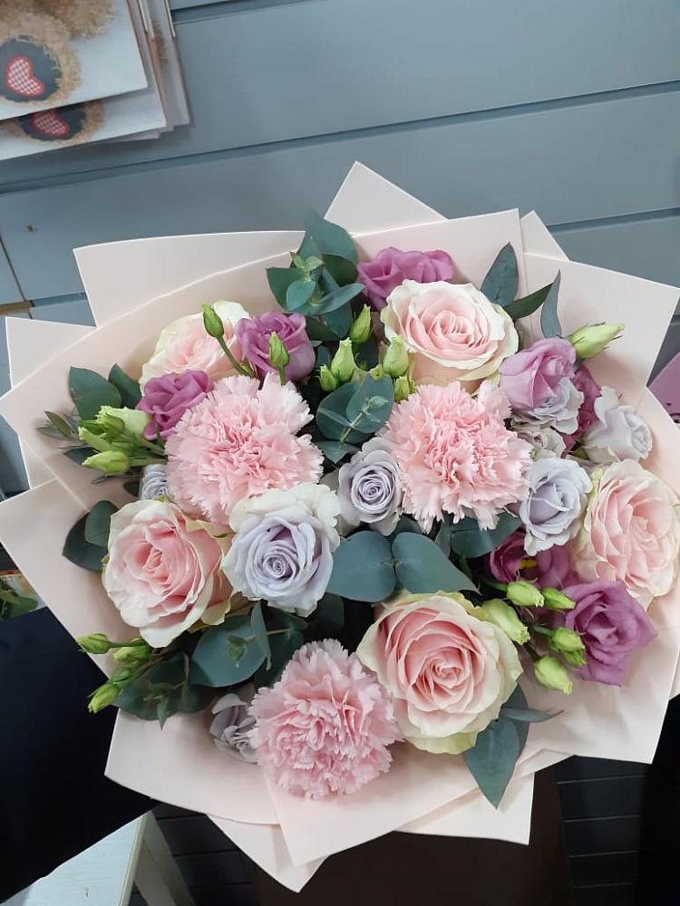 Букет цветов из: Розы, Гвоздики и Лизиантусы в Зарубино Новгородская область